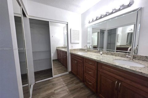 House in Davie, Florida 3 bedrooms, 167.32 sq.m. № 1994032 - photo 16