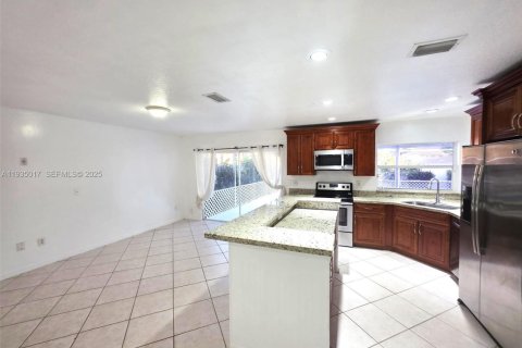 House in Davie, Florida 3 bedrooms, 167.32 sq.m. № 1994032 - photo 8