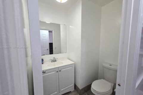 House in Davie, Florida 3 bedrooms, 167.32 sq.m. № 1994032 - photo 11