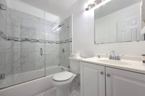 House in Davie, Florida 3 bedrooms, 167.32 sq.m. № 1994032 - photo 15