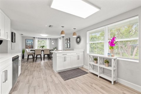 Commercial property in Seminole, Florida 3 bedrooms, 234.11 sq.m. № 1846678 - photo 9