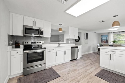 Commercial property in Seminole, Florida 3 bedrooms, 234.11 sq.m. № 1846678 - photo 11