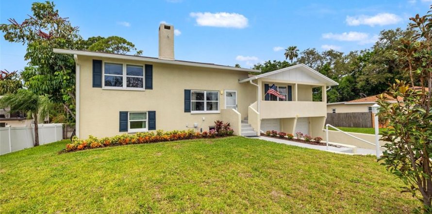 Commercial property in Seminole, Florida 3 bedrooms, 234.11 sq.m. № 1846678