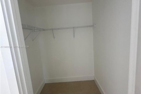 Condo in Miami, Florida, 2 bedrooms  № 2031785 - photo 9