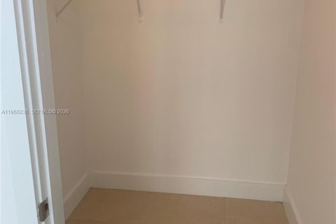 Condo in Miami, Florida, 2 bedrooms  № 2031785 - photo 8