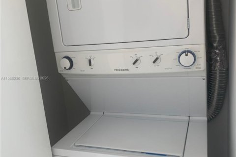 Condo in Miami, Florida, 2 bedrooms  № 2031785 - photo 7