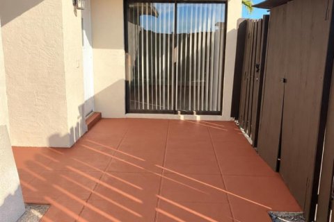 Touwnhouse à louer à Palm Springs, Floride: 2 chambres, 88.35 m2 № 2394756 - photo 11