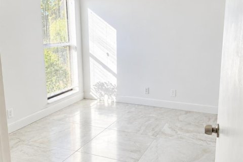 Touwnhouse à louer à Palm Springs, Floride: 2 chambres, 88.35 m2 № 2394756 - photo 7