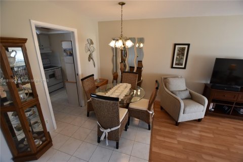 Condo in West Palm Beach, Florida, 1 bedroom  № 1869942 - photo 5