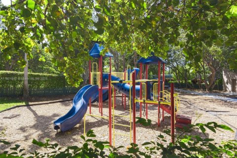 Condo in Key Biscayne, Florida, 2 bedrooms  № 2052724 - photo 24