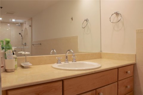 Condo in Key Biscayne, Florida, 2 bedrooms  № 2052724 - photo 11