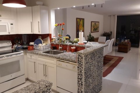Condo in Miami Beach, Florida, 1 bedroom  № 1867805 - photo 19