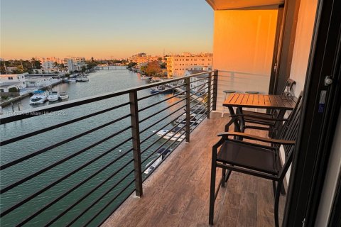 Condo in Miami Beach, Florida, 1 bedroom  № 1867805 - photo 2