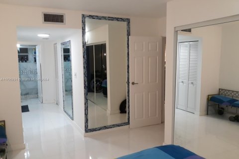 Condo in Miami Beach, Florida, 1 bedroom  № 1867805 - photo 17