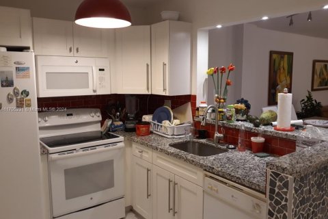 Condo in Miami Beach, Florida, 1 bedroom  № 1867805 - photo 25