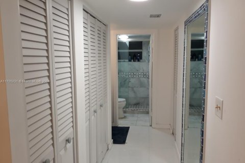 Condo in Miami Beach, Florida, 1 bedroom  № 1867805 - photo 20