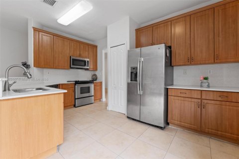 Villa ou maison à louer à Doral, Floride: 5 chambres, 221.01 m2 № 1956585 - photo 10