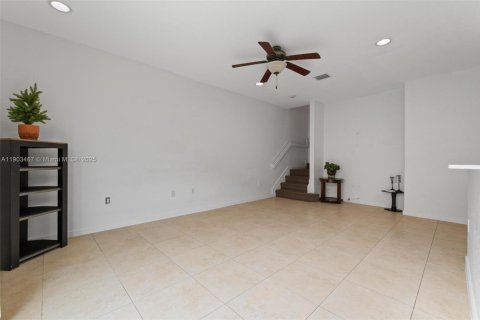 Villa ou maison à louer à Doral, Floride: 5 chambres, 221.01 m2 № 1956585 - photo 11