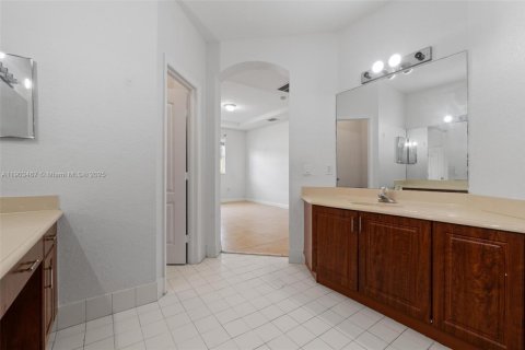 Villa ou maison à louer à Doral, Floride: 5 chambres, 221.01 m2 № 1956585 - photo 22