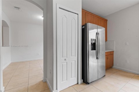 Villa ou maison à louer à Doral, Floride: 5 chambres, 221.01 m2 № 1956585 - photo 8