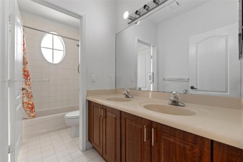 Villa ou maison à louer à Doral, Floride: 5 chambres, 221.01 m2 № 1956585 - photo 28