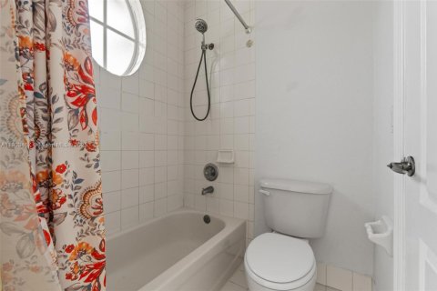 Villa ou maison à louer à Doral, Floride: 5 chambres, 221.01 m2 № 1956585 - photo 27