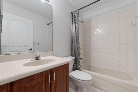 Villa ou maison à louer à Doral, Floride: 5 chambres, 221.01 m2 № 1956585 - photo 16