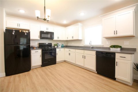 House in Lakeland, Florida 3 bedrooms, 137.87 sq.m. № 2218077 - photo 10