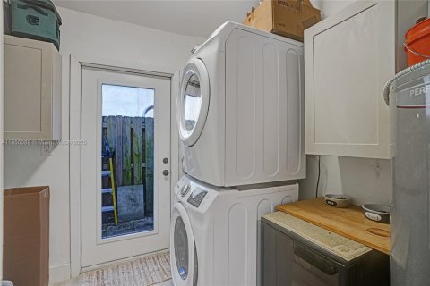 Casa en venta en Miami, Florida, 3 dormitorios, 156.08 m2 № 1857109 - foto 10