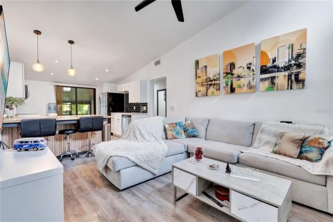 House in Orlando, Florida 3 bedrooms, 102.84 sq.m. № 2275626 - photo 4