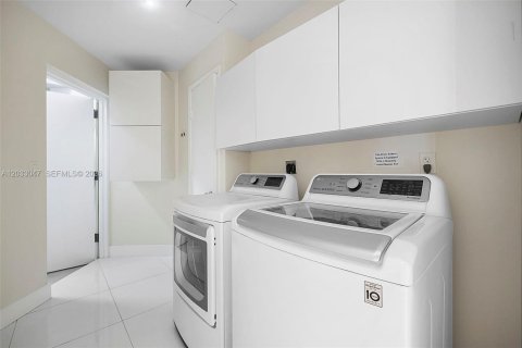 Condominio en alquiler en Miami, Florida, 4 dormitorios, 204.48 m2 № 2078437 - foto 14