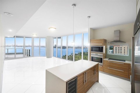 Condominio en alquiler en Miami, Florida, 4 dormitorios, 204.48 m2 № 2078437 - foto 4
