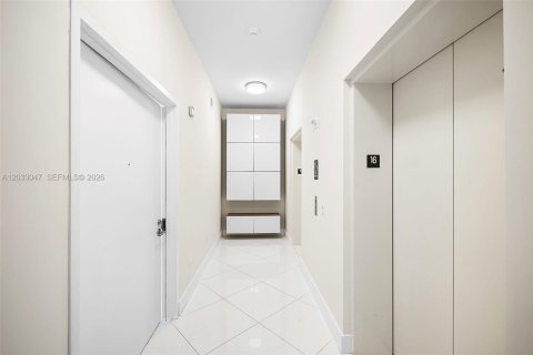 Condominio en alquiler en Miami, Florida, 4 dormitorios, 204.48 m2 № 2078437 - foto 2