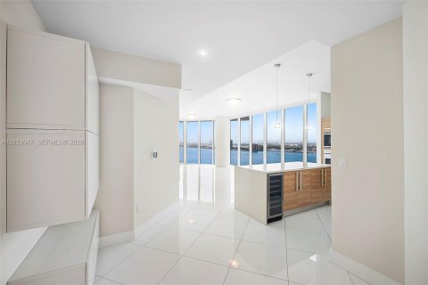 Condominio en alquiler en Miami, Florida, 4 dormitorios, 204.48 m2 № 2078437 - foto 3