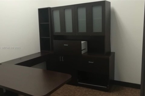 Propiedad comercial en venta en Coral Gables, Florida № 1993331 - foto 2