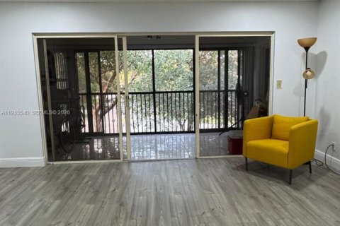 Condo in Coconut Creek, Florida, 2 bedrooms  № 1995270 - photo 2