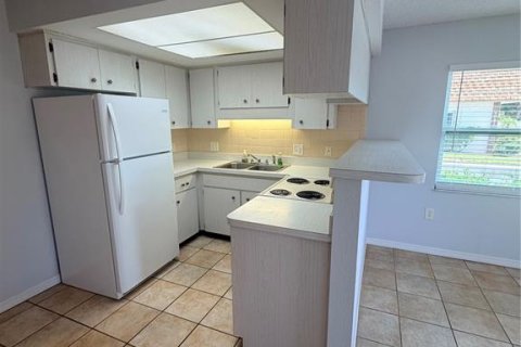 Condo in New Port Richey, Florida, 2 bedrooms  № 2223529 - photo 4