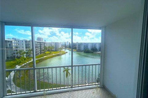 Copropriété à louer à Aventura, Floride: 1 chambre, 71.35 m2 № 2029309 - photo 18