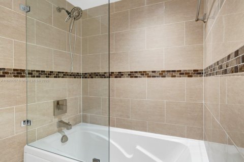 Apartment in Miami Beach, Florida 2 bedrooms, 123.19 sq.m. № 1841189 - photo 12