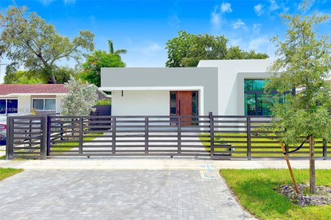 House in Miami, Florida 3 bedrooms, 159.98 sq.m. № 1830316 - photo 1