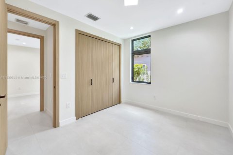 House in Miami, Florida 3 bedrooms, 159.98 sq.m. № 1830316 - photo 17