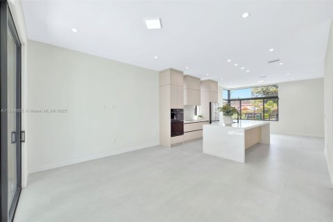 House in Miami, Florida 3 bedrooms, 159.98 sq.m. № 1830316 - photo 8