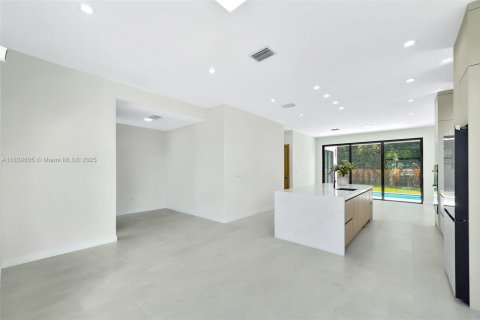 House in Miami, Florida 3 bedrooms, 159.98 sq.m. № 1830316 - photo 6