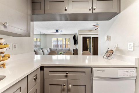 Condo in Tampa, Florida, 2 bedrooms  № 1769640 - photo 12