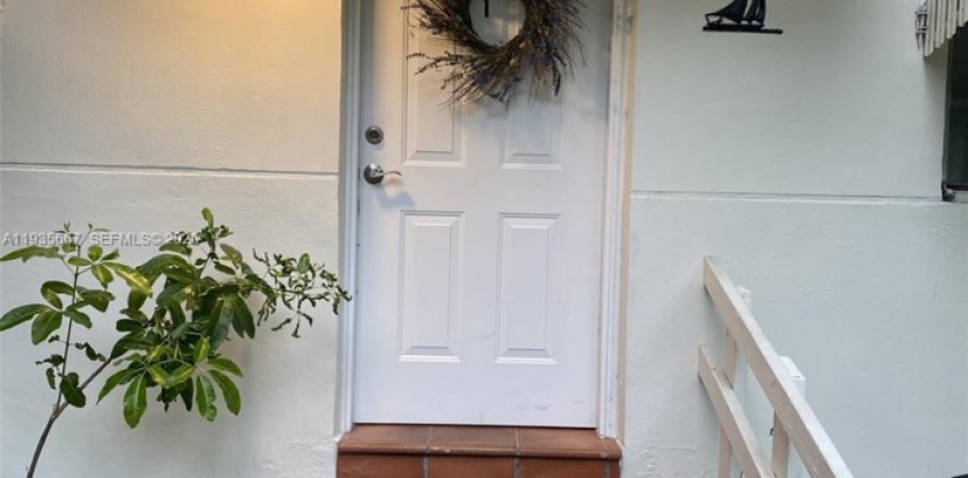 Casa en Biscayne Park, Florida 3 dormitorios, 167.22 m2 № 2059812