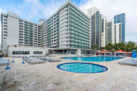 Condominio en venta en Sunny Isles Beach, Florida, 33.44 m2 № 1976151 - foto 23