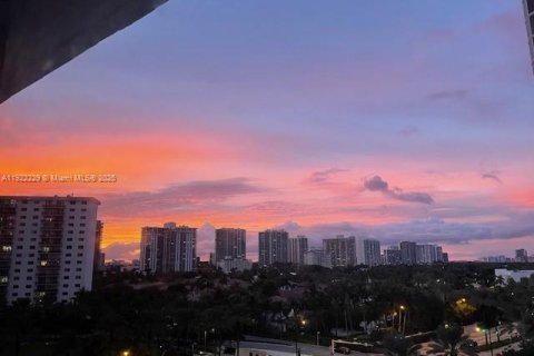 Condominio en venta en Sunny Isles Beach, Florida, 33.44 m2 № 1976151 - foto 12