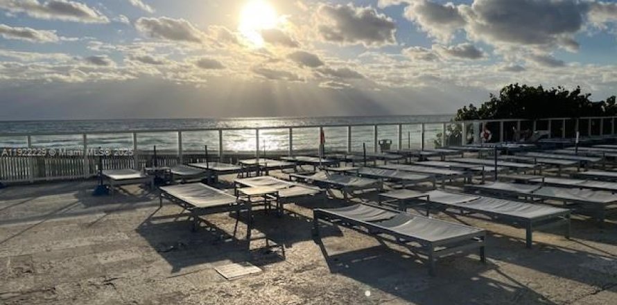 Estudio en el Condominio en Sunny Isles Beach, Florida  № 1976151