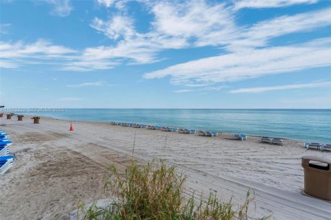 Condominio en venta en Sunny Isles Beach, Florida, 33.44 m2 № 1976151 - foto 25