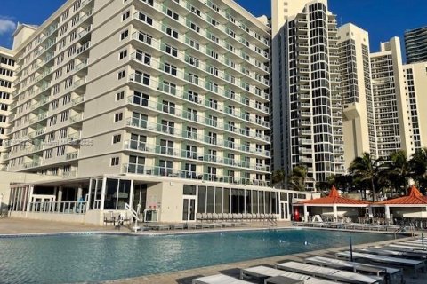 Condominio en venta en Sunny Isles Beach, Florida, 33.44 m2 № 1976151 - foto 2